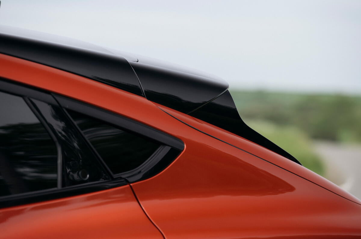 11 Ford Mustang Mach e 2021 RT spoiler