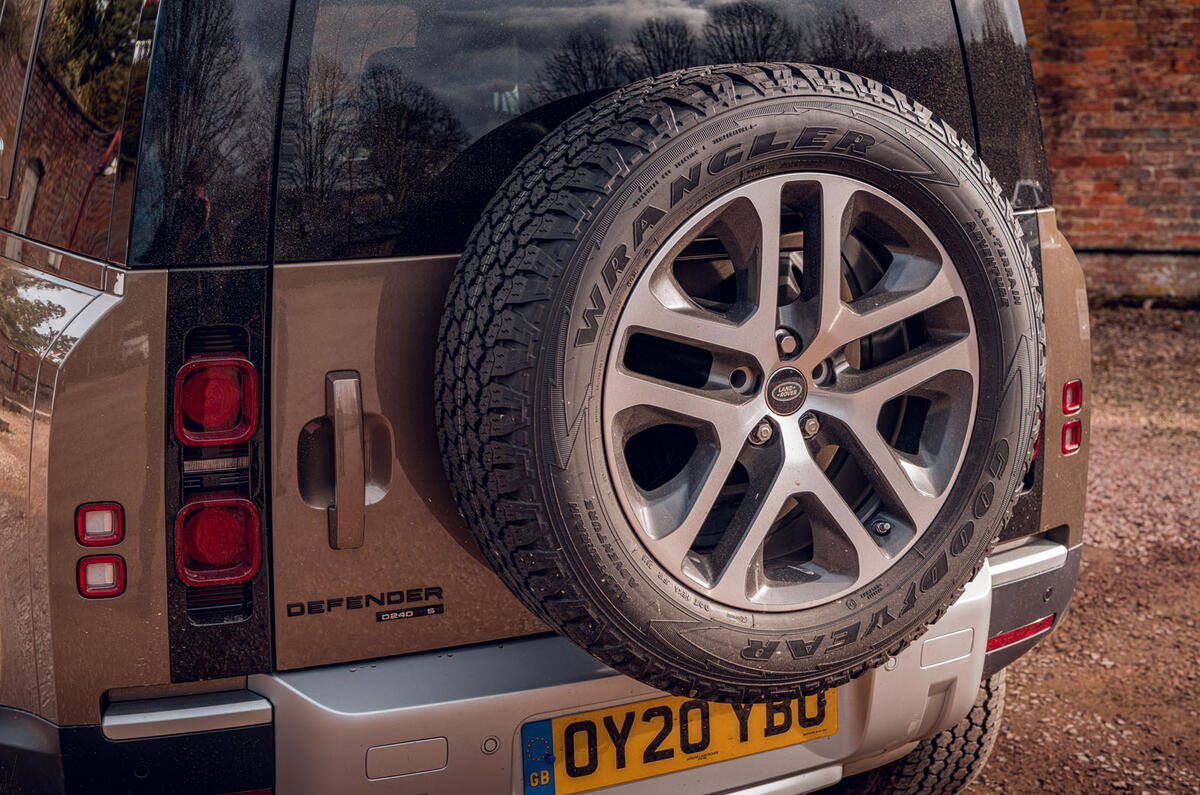 Land Rover Defender 2020 : examen de l'essai routier - roue de secours