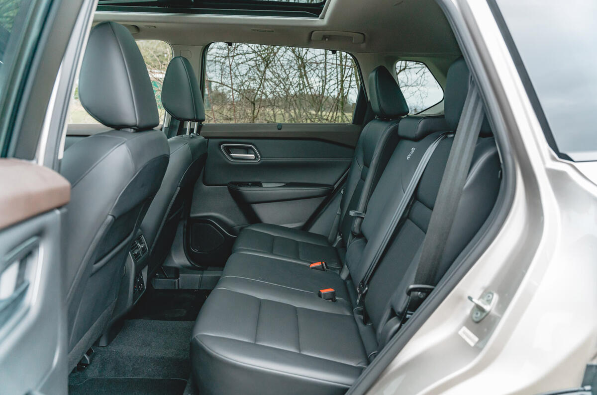 11 Nissan X Trail RT 2023 second row seats