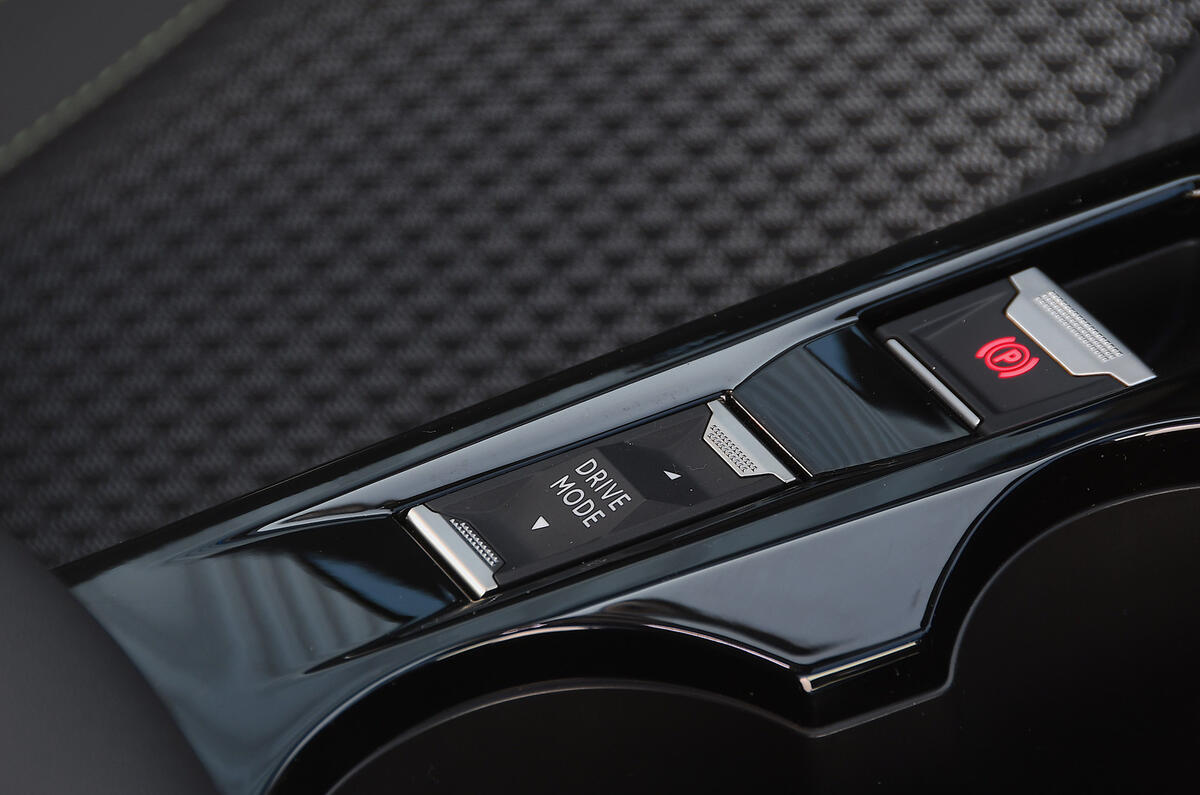 11 Peugeot 2008 2021 RT centre console