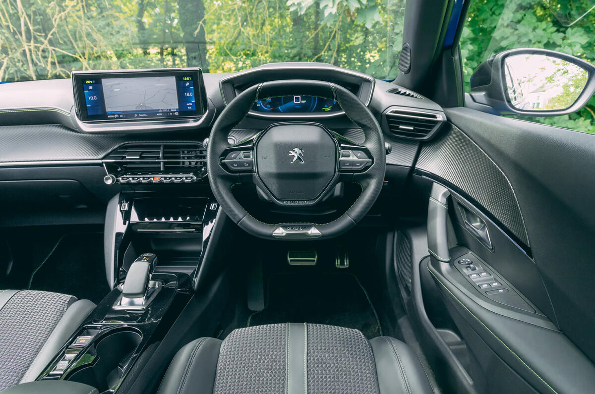 11-peugeot-e-2008-2020-rt-dashboard.jpg