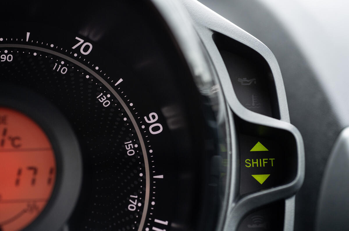 11 Toyota Aygo 2019 UE RT instruments