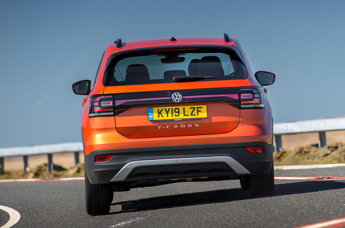 Revue Volkswagen T-Cross 2019 - l'arrière en virage