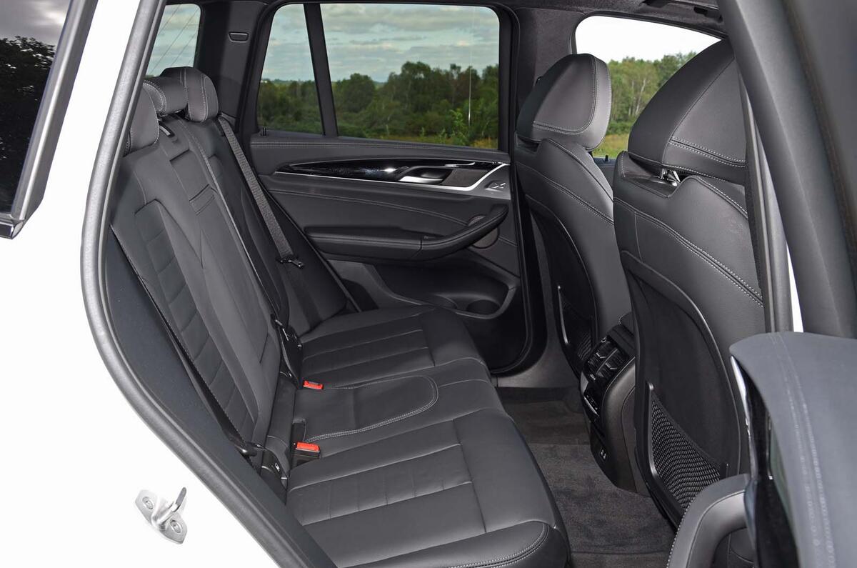 12 BMW iX3 2021 FD Rearseat