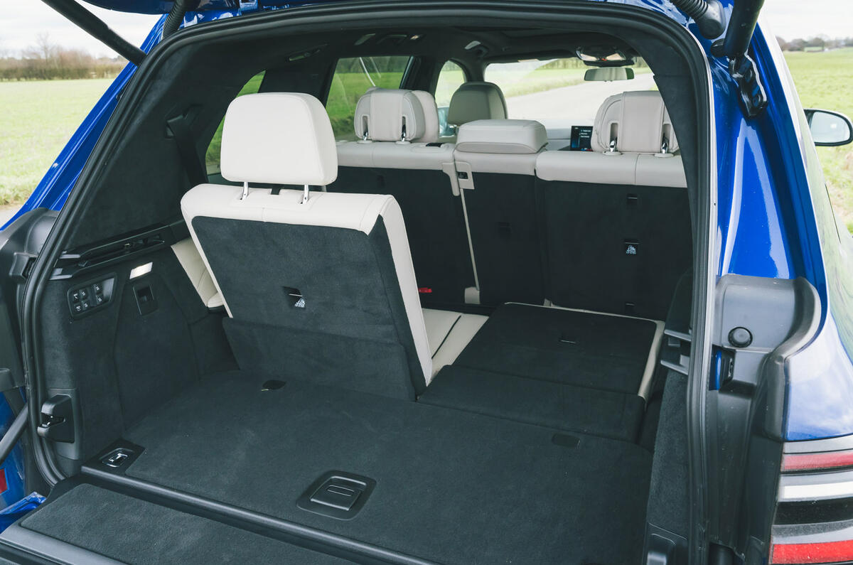 12 BMW X7 M60i RT 2023 third row seat