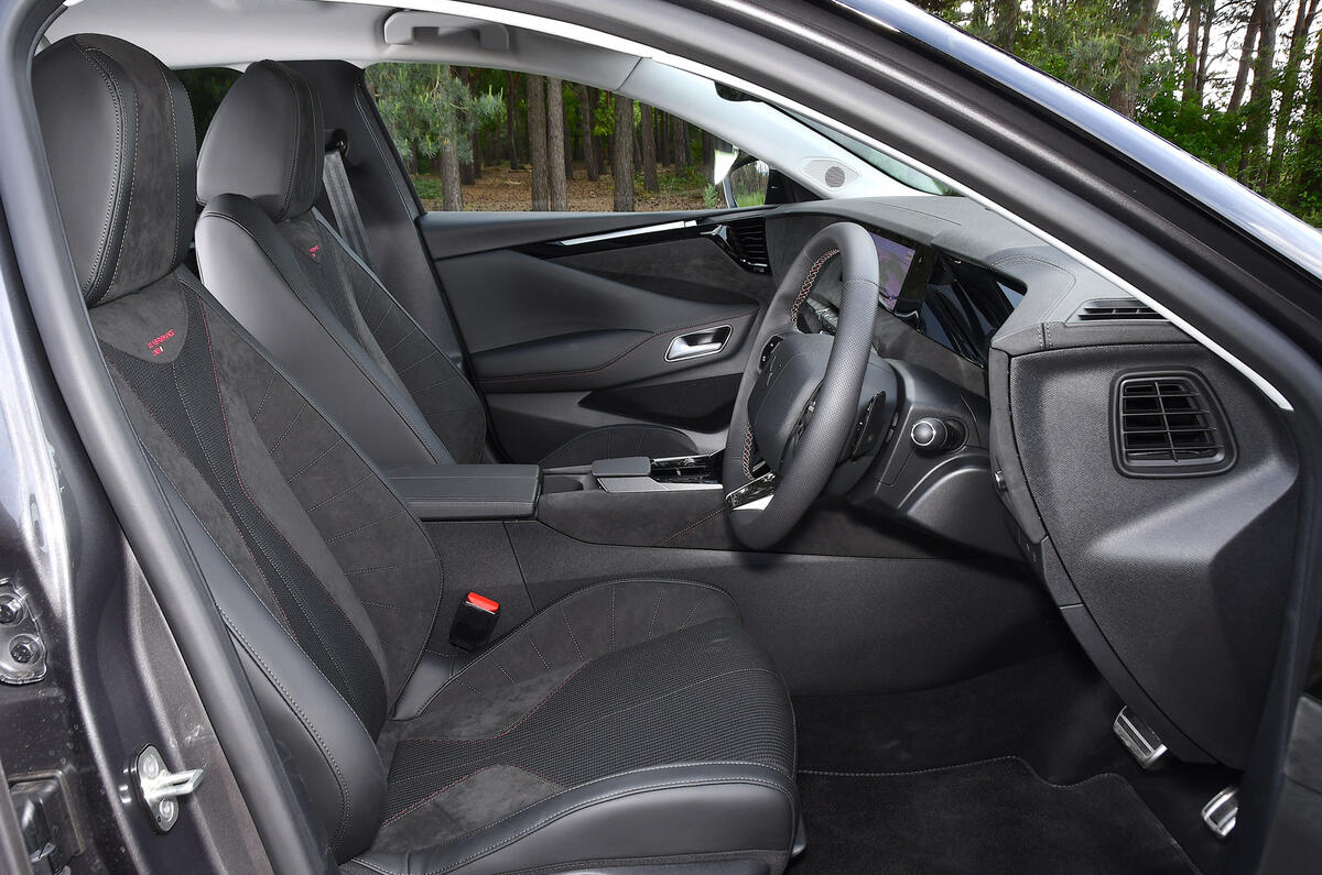 12 DS DS4 E Tense 225 RT 2022 front seats