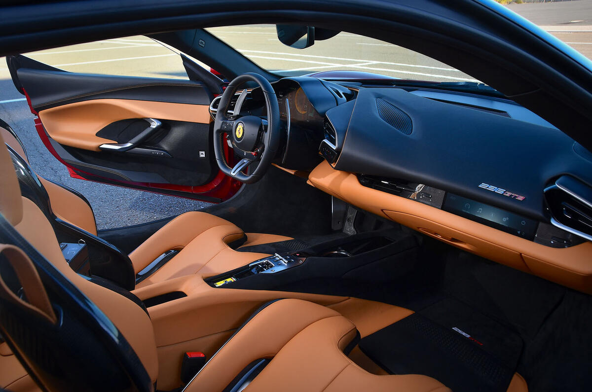 12 Ferrari 296 GTB 2022 : essai en conditions réelles d'utilisation - cabine