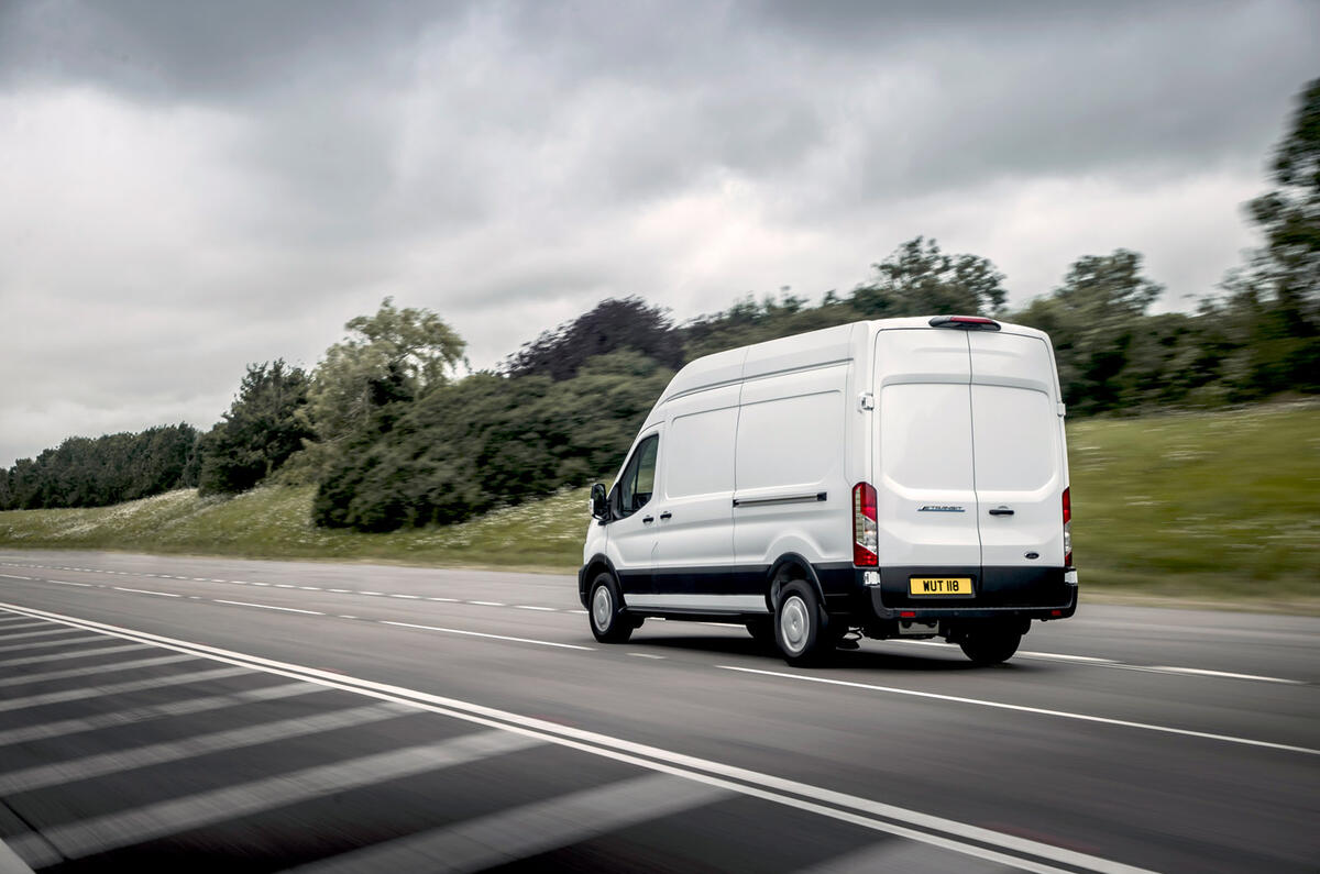 12 Ford e Transit 2022 premier essai sur route arrière