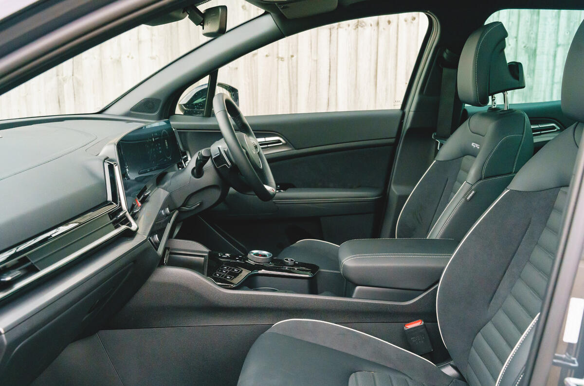 12 Kia Sportage 2022 RT front seats