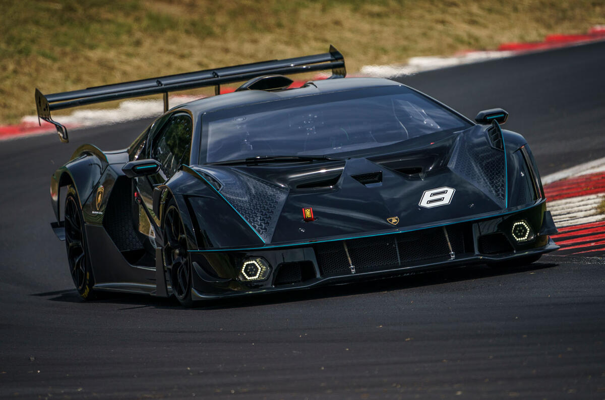 12 Lamborghini Essenza SCV12 2021 RT en virage avant