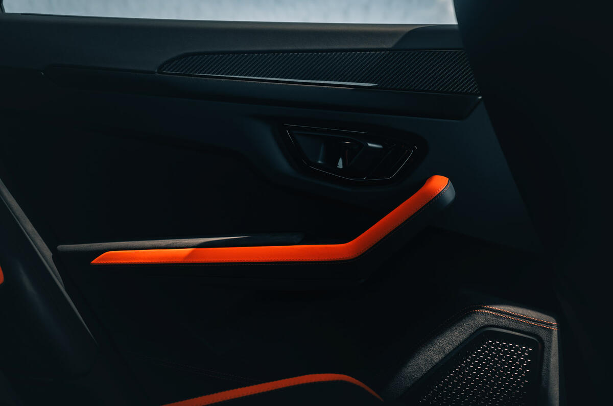 12 Lamborghini Urus SE 2024 compte-rendu panneau de porte