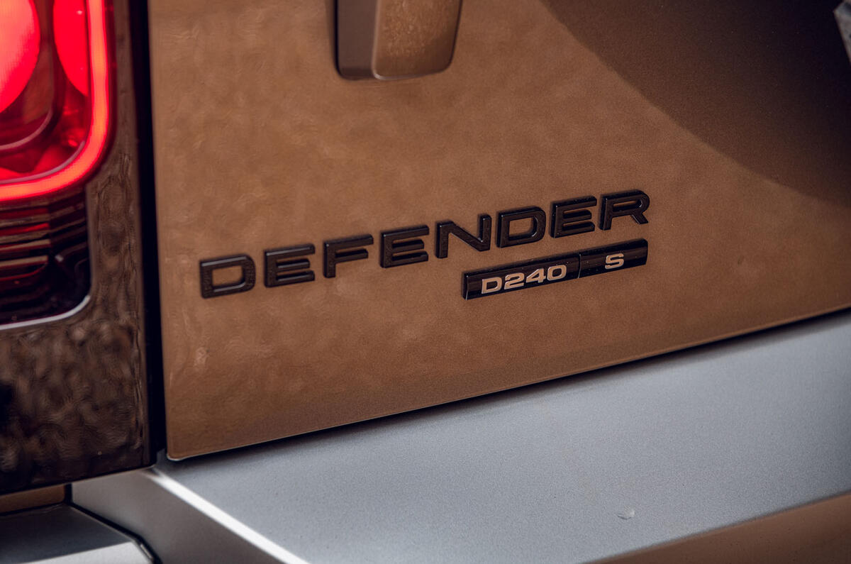 Land Rover Defender 2020 : examen de l'essai routier - badge arrière