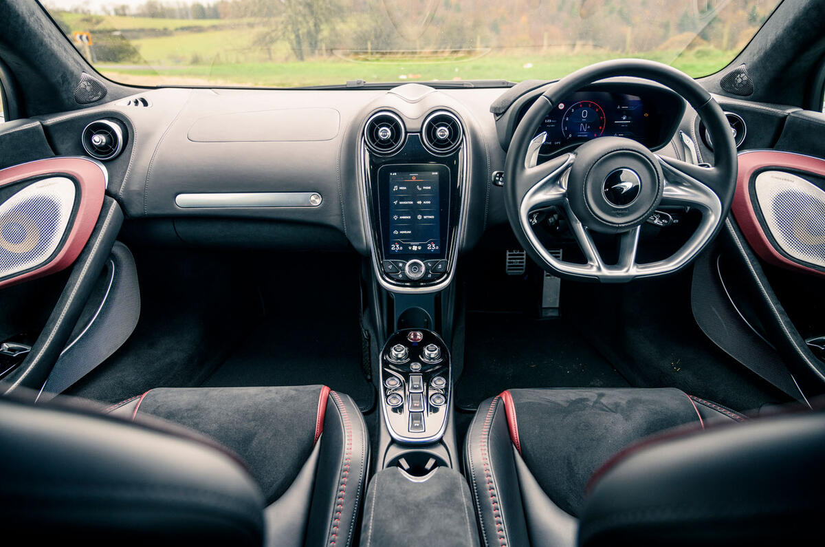 12 McLaren GT 2021 : tableau de bord de la révision de l'essai routier