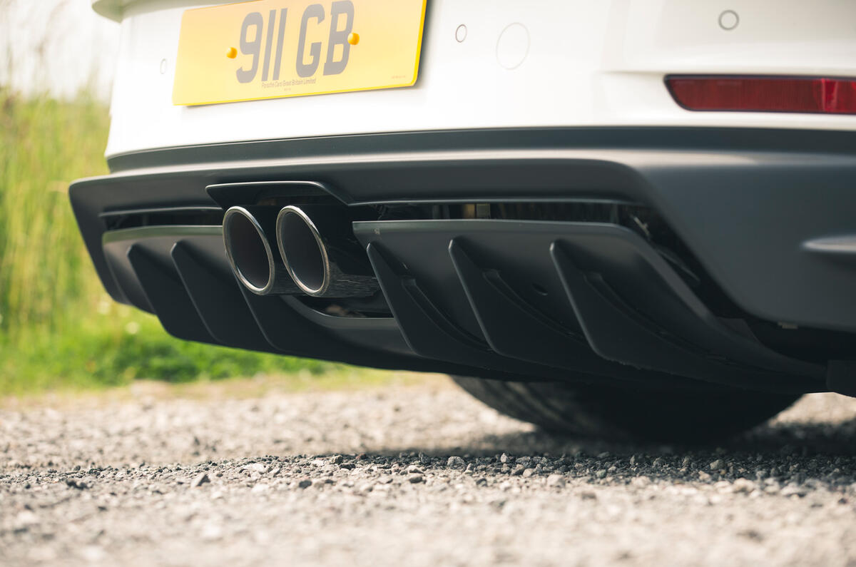 12 Porsche 911 GT3 2021 RT exhaust