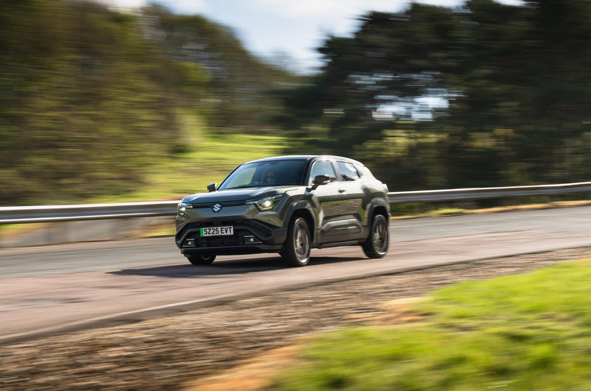 12 Suzuki eVitara 2025 Autocar review front cornering (en anglais)