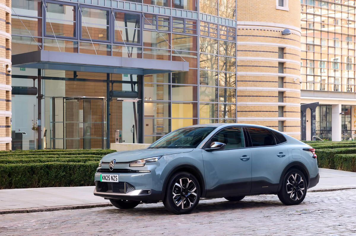 13 Citroen e C4 X 2025 avis statique