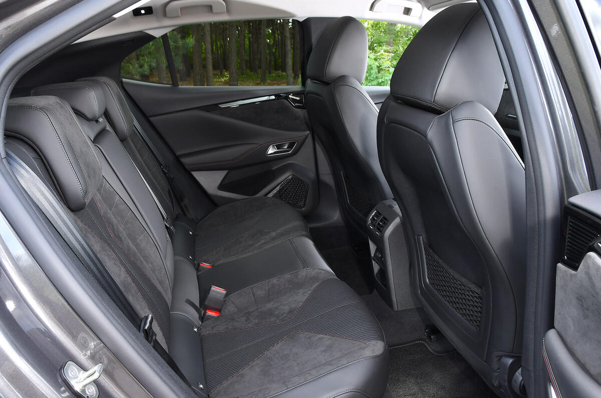 13 DS DS4 E Tense 225 RT 2022 rear seats