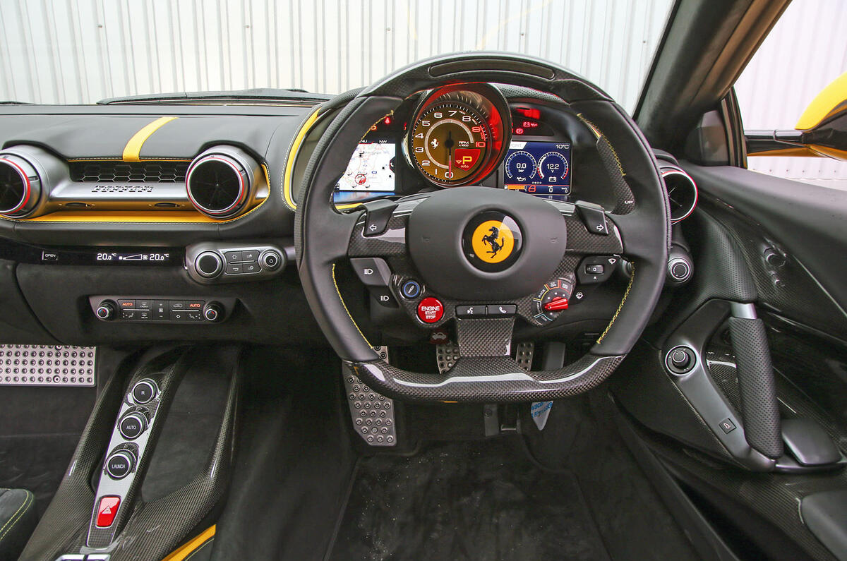 13-ferrari-812-superfast-2018-rt-dashboard.jpg