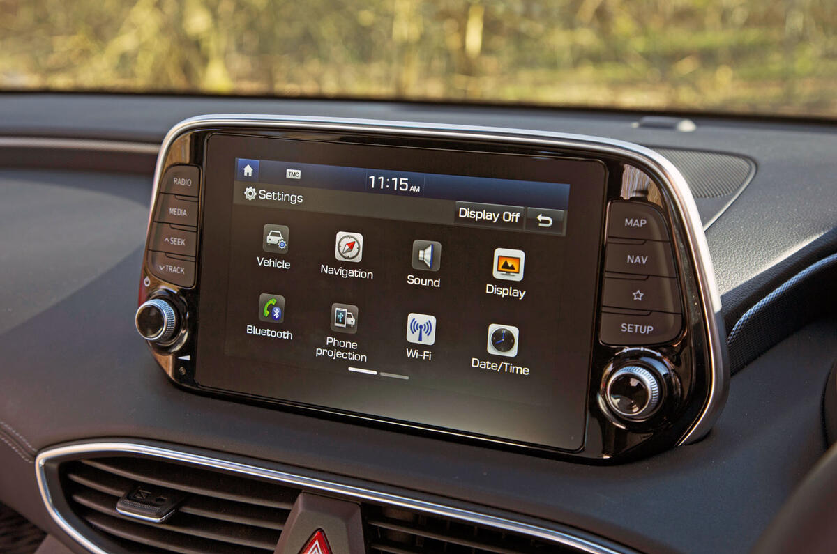 Hyundai Santa Fe 2019 road test review - infotainment
