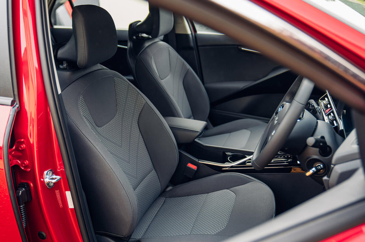 13 Kia Niro HEV FD 2022 front seats