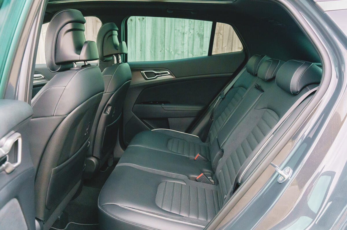 13 Kia Sportage 2022 RT rear seats