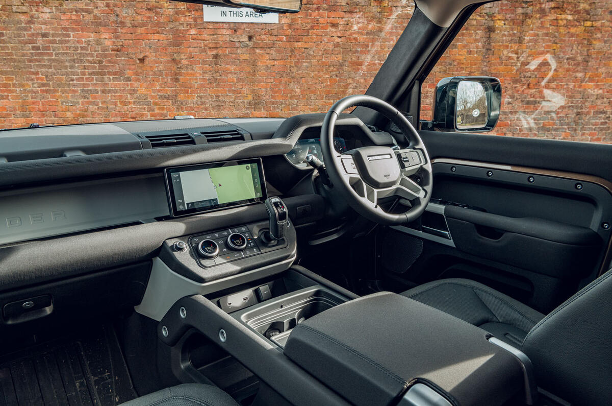 Land Rover Defender 2020 : bilan de l'essai routier - cabine