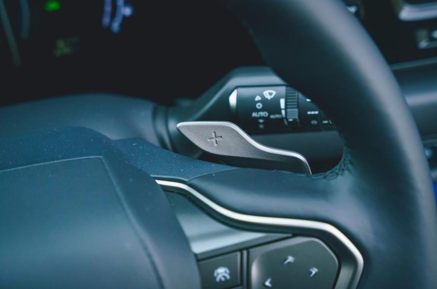 13 Lexus NX 2022 : essai routier - palettes de changement de vitesse