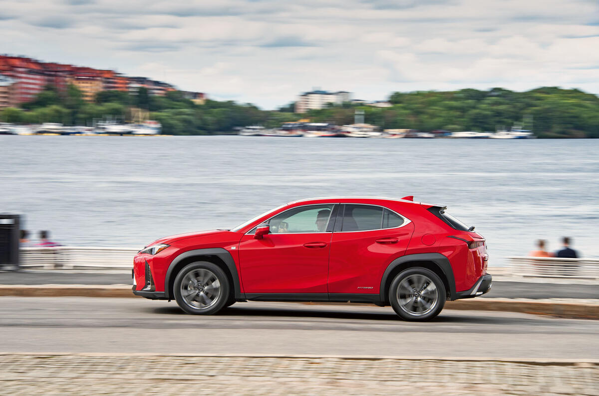 Lexus UX 2018 road test review - on the road side