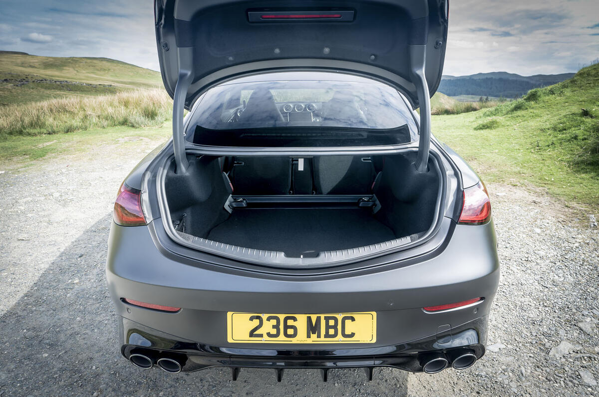 13 Mercedes AMG CLE 53 2024 Critique du coffre