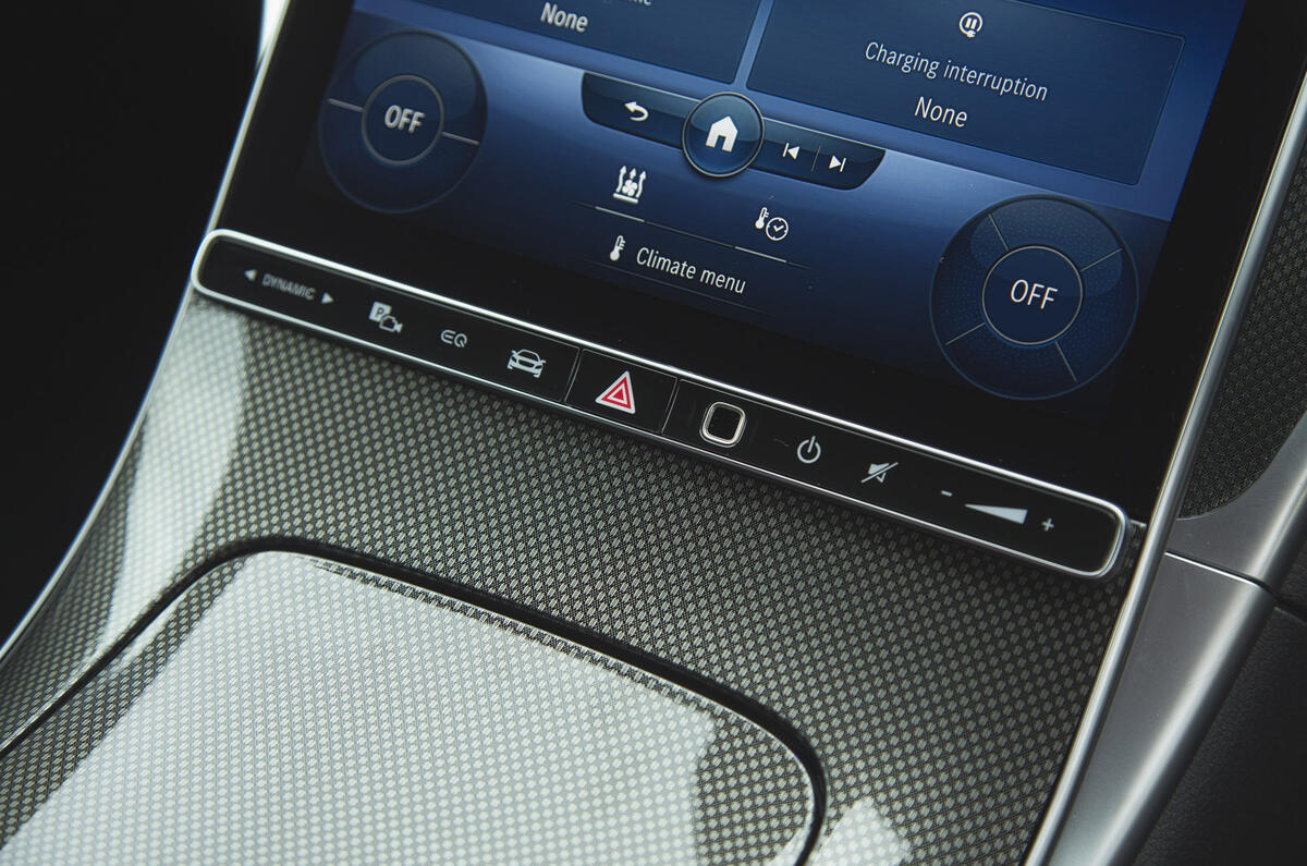 13 Mercedes C class C300e RT 2022 touch controls