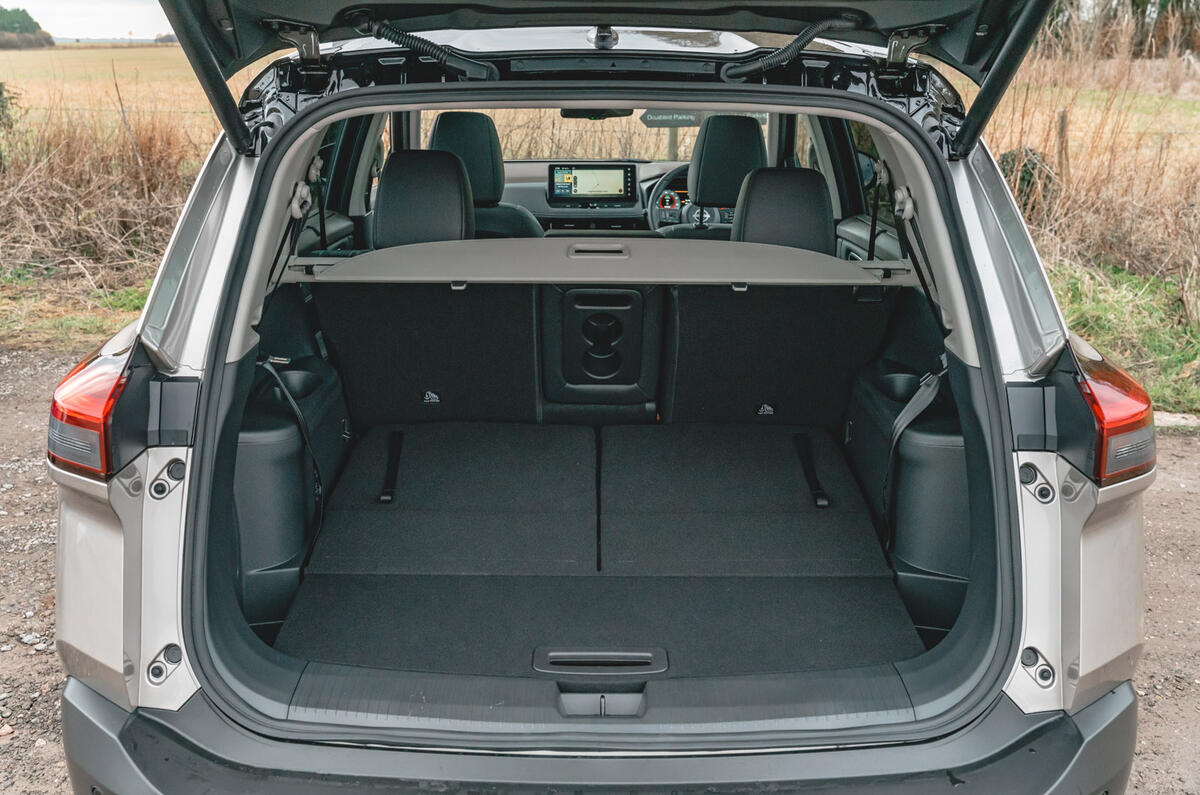 13 Nissan X Trail RT 2023 boot