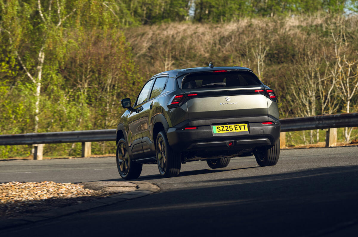 13 Suzuki eVitara 2025 Autocar review rear cornering (en anglais)