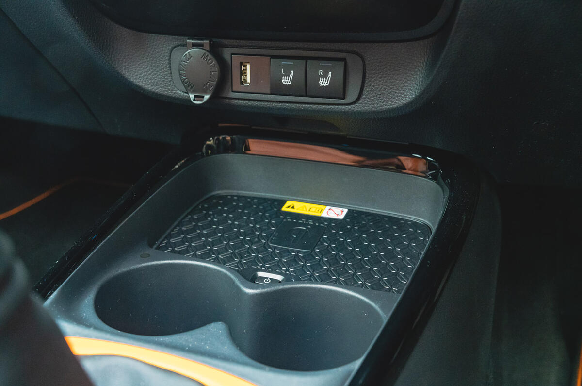 13 Toyota Aygo X RT 2022 wireless charger