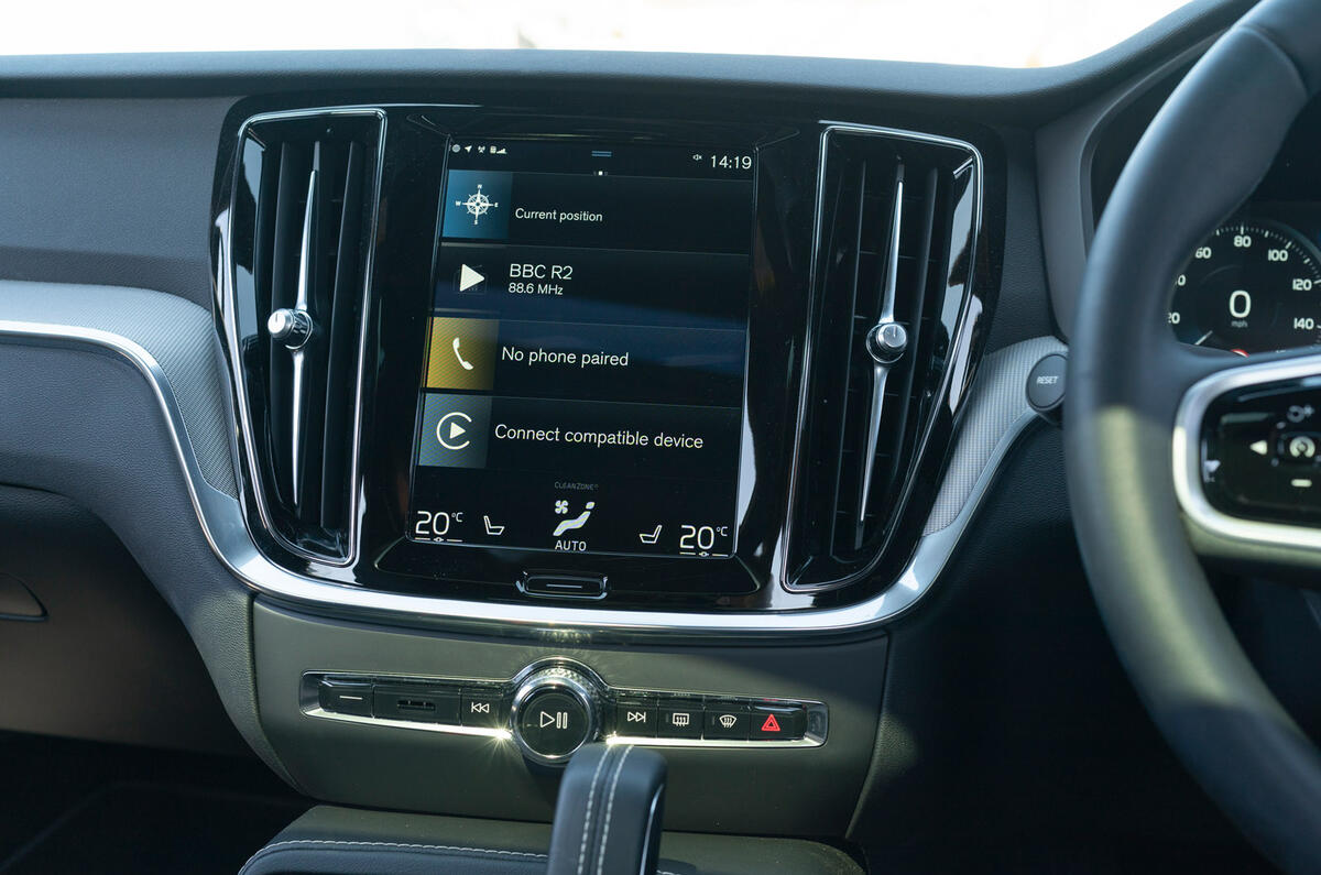 13 Volvo V60 PHEV RT 2022 infotainment 1