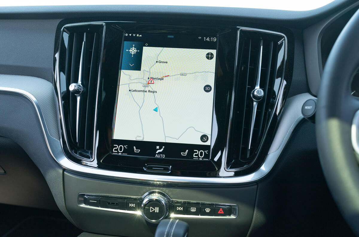 13 Volvo V60 PHEV RT 2022 infotainment 2