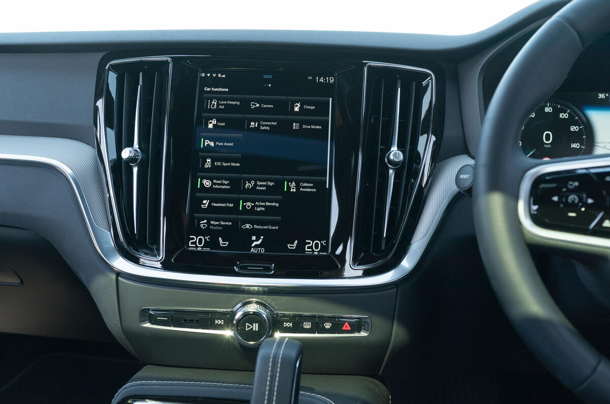 13 Volvo V60 PHEV RT 2022 infotainment 3