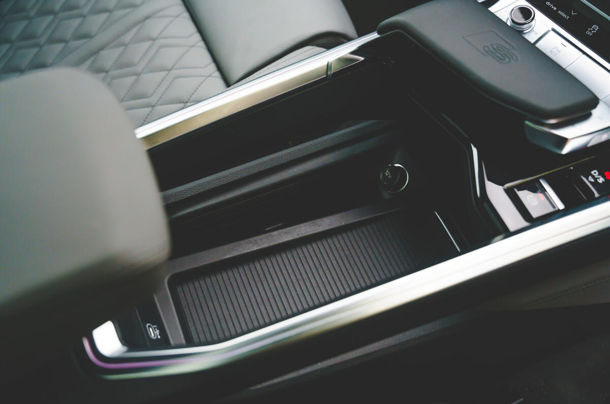 14 Audi E Tron S 2021 RT centre console