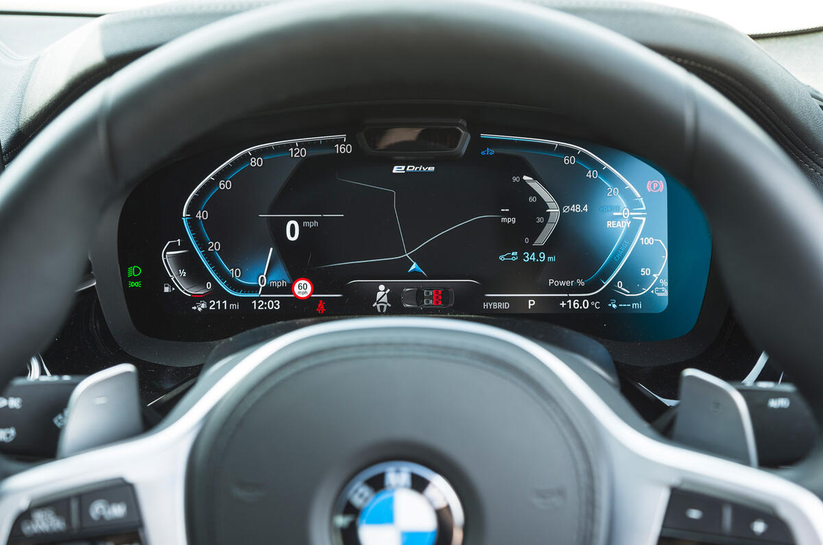 14 BMW 545e 2021 : essai routier - instruments de bord