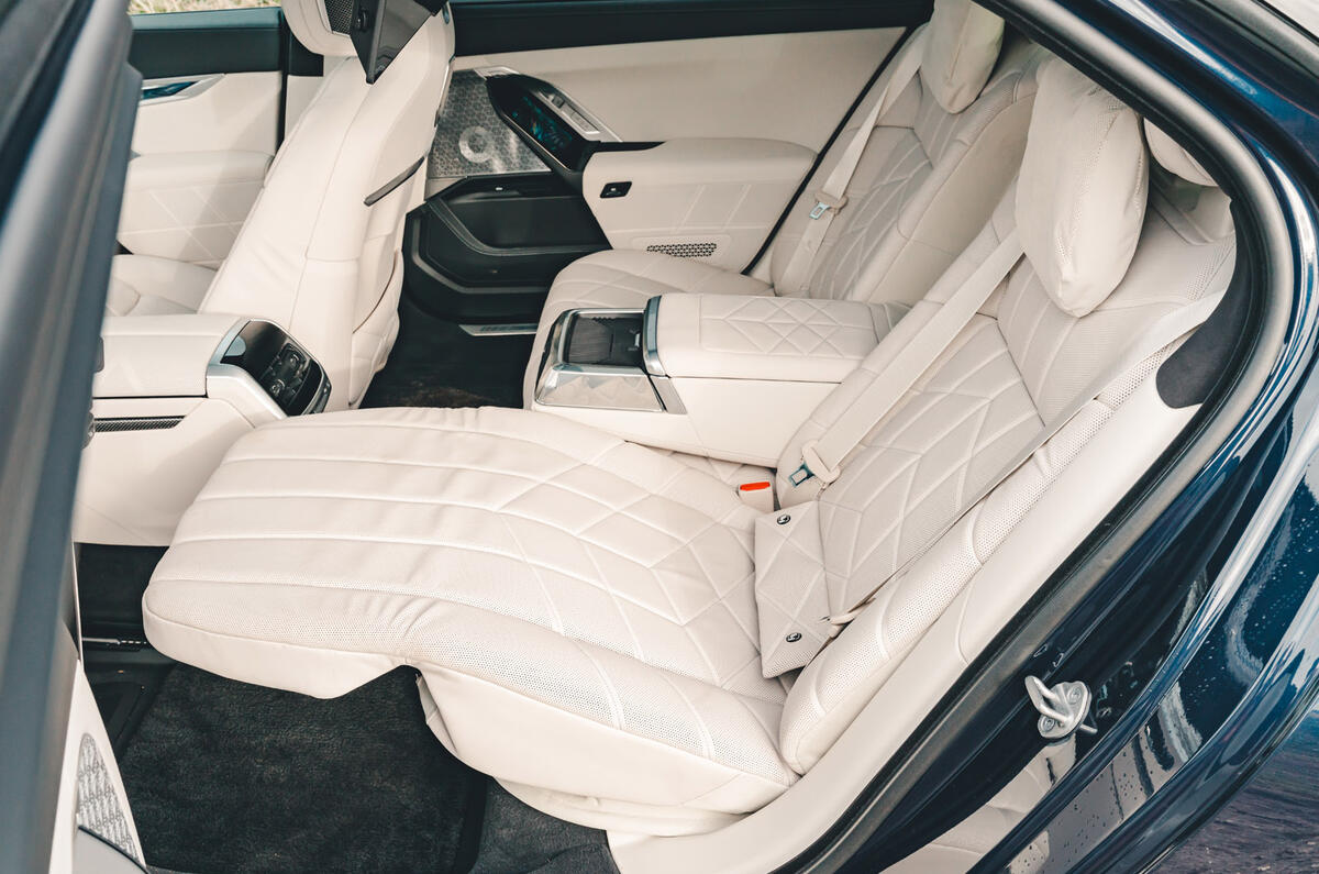14 BMW I7 RT 2023 rear seat limo