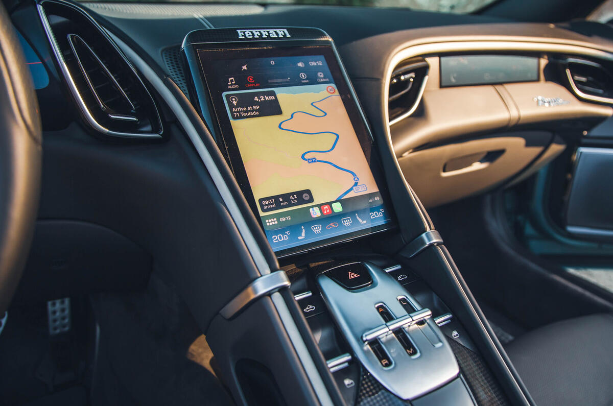 14 Ferrari Roma Spider FD 2023 multimedia