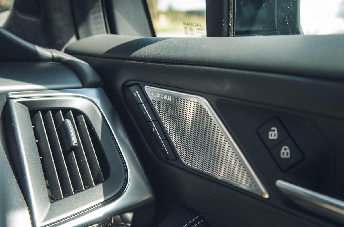 14 Jaguar i Pace Sport 400 RT 2023 meridian speaker