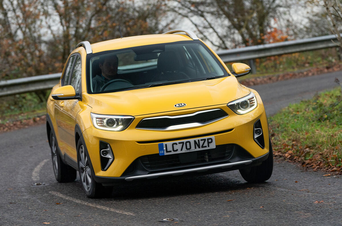 14 Kia Stonic 2021 RT mise à jour virage avant