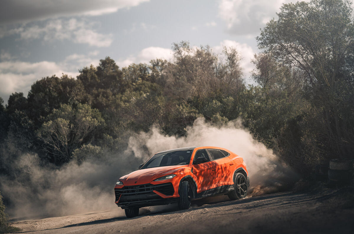 14 Lamborghini Urus SE 2024 compte-rendu de la conduite en virage à l'avant hors route