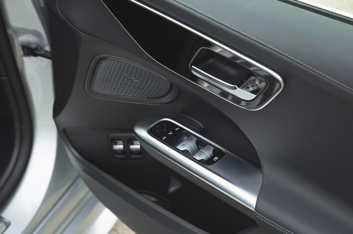 14 Mercedes C class C300e RT 2022 door card