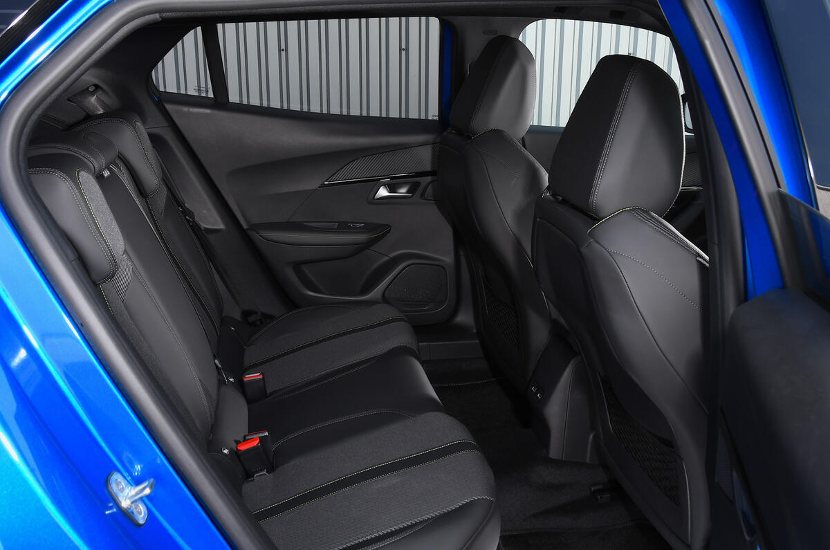 14 Peugeot 2008 2021 RT rear seats