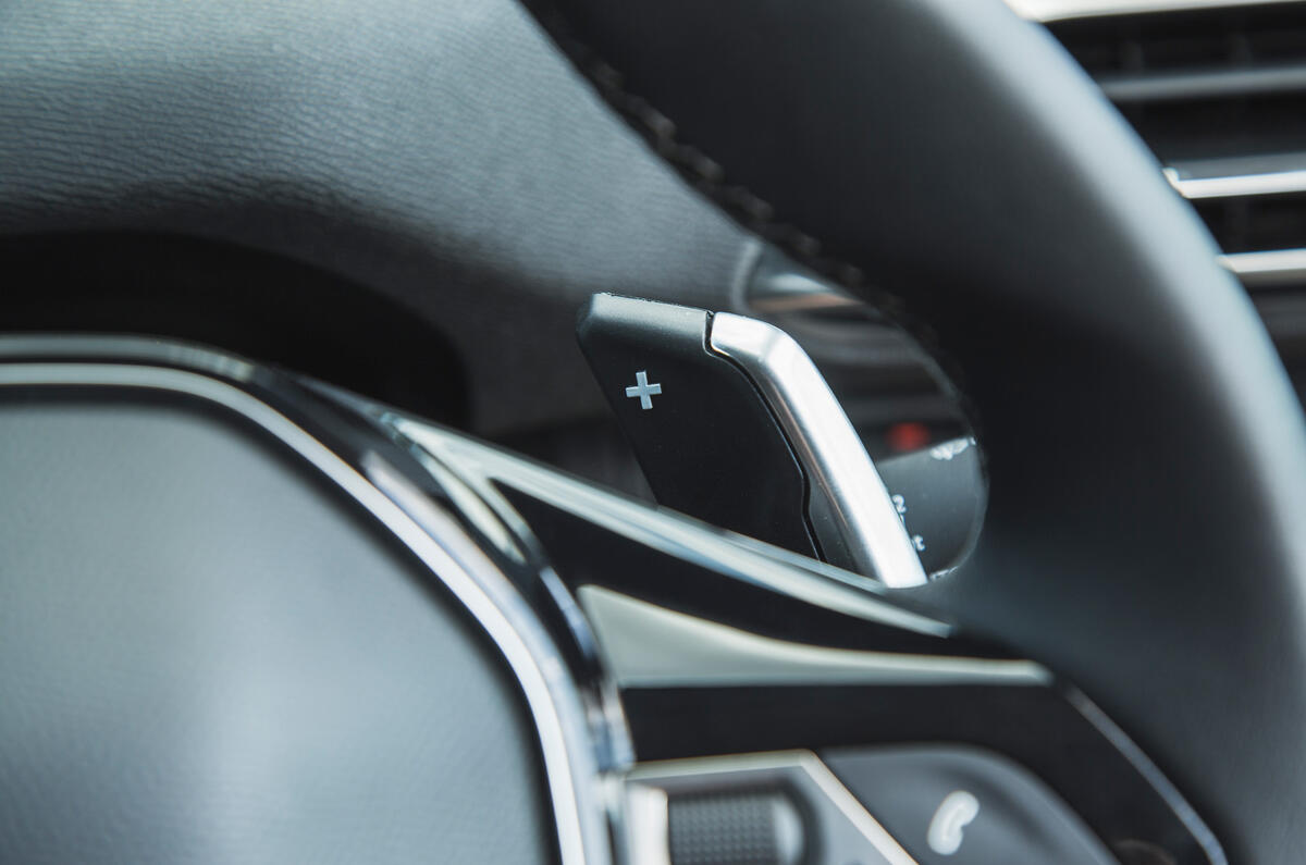 14 Peugeot 3008 2021 RT paddle shifters