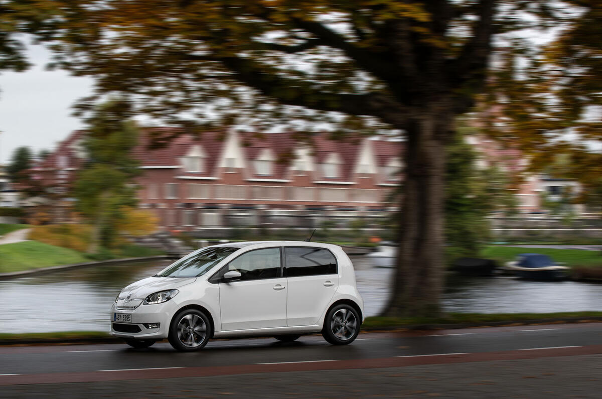 SKoda Citigo-e IV 2020 road test review - on the road side