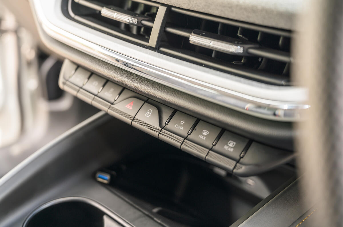 14 Skoda Enyaq IV 2021 RT physical buttons