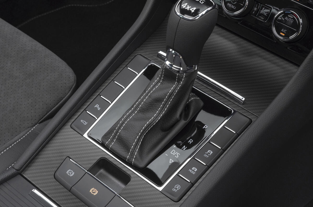 14 Skoda Superb Estate 2021 RT update gearstick