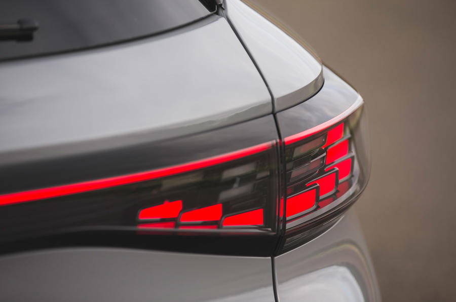 14 Volkswagen ID 4 2021 : essai routier - détails des feux arrière